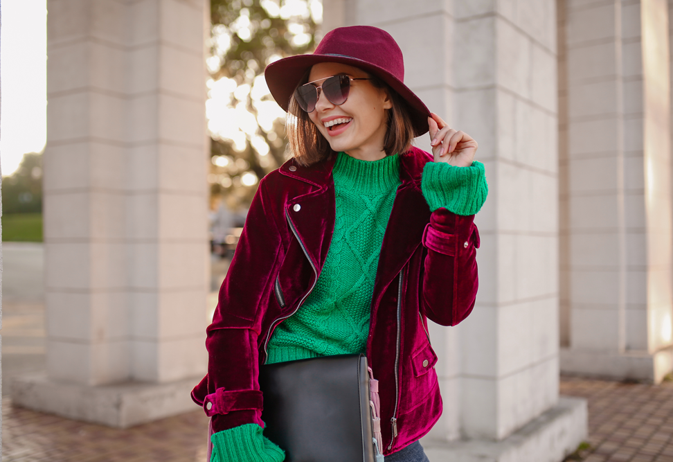 Mujer descubriendo su estilo con Vístete de Estilo